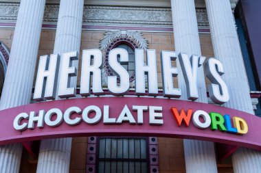 Hershey 'nin Çikolata Dünyası tabelası 30 Mayıs 2023' te Las Vegas, Nevada 'daki bir mağazada. Hershey 'nin Çikolata Dünyası beş ziyaretçi merkezinin adıdır..