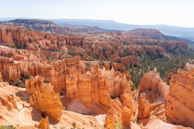 Bryce Canyon Ulusal Parkı, Güney Utah, ABD, 3 Haziran 2023. Bryce Canyon Ulusal Parkı, koyu kırmızı kabadayılarıyla tanınır. Bunlar ilmik şekilli kaya oluşumlarıdır..