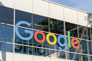 Mountain View, Kaliforniya, ABD 'deki binanın Google logo tabelasını kapatın - 7 Haziran 2023. Google LLC, Amerikan çok uluslu teknoloji şirketidir..