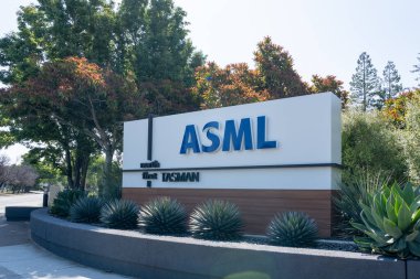 Silikon Vadisi ofisindeki ASML tabelası San Jose, Kaliforniya, ABD - 8 Haziran 2023. ASML Holding N.V. Hollandalı çok uluslu bir şirket..