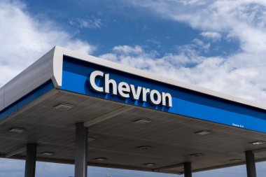 Salt Lake City, UT, ABD 'deki bir Chevron benzin istasyonu. 26 Haziran 2022. Chevron Corporation çok uluslu bir Amerikan enerji şirketidir..