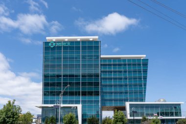 Merck logosu San Francisco, Kaliforniya, ABD 'de 7 Haziran 2023' te yapılmış. Merck, çok uluslu bir ilaç şirketi..