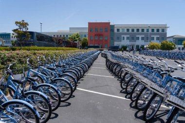 8 Haziran 2023 'te Menlo Park, CA, ABD' deki Meta genel merkezinin otoparkında birçok bisiklet bulundu. Meta Platformları, eski adıyla Facebook, Amerikan çokuluslu teknoloji holdingidir..