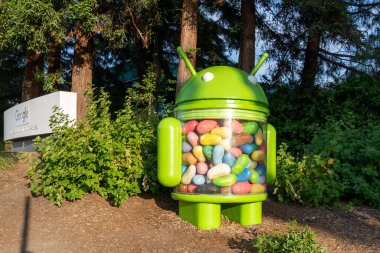 Android heykelleri Googleplex 'deki Jelly Fasulyeleri Mountain View, CA, ABD - 7 Haziran 2023, Google' ın mobil işletim sisteminin kod isimlerine dayanan bir dizi heykel.