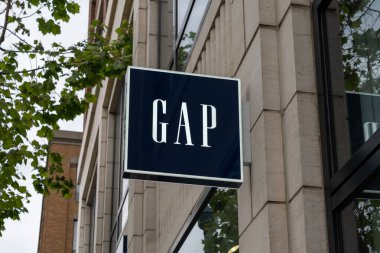 San Francisco, California, ABD 'deki binadaki Gap asma tabelası. 6 Haziran 2023. Gap Inc., Amerikan giyim ve aksesuar perakendecisi..