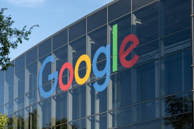Mountain View, Kaliforniya, ABD 'deki binanın Google logo tabelasını kapatın - 7 Haziran 2023. Google LLC, Amerikan çok uluslu teknoloji şirketidir..