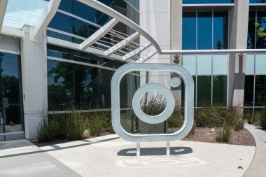 Menlo Park, CA, USA - 8 Haziran 2023: Instagram logosunu Menlo Park, CA, ABD 'deki genel merkezinde kapatın. Instagram bir fotoğraf ve video paylaşım sosyal ağ hizmetidir..