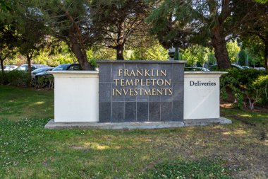 Franklin Templeton Yatırımcılık 7 Haziran 2023 'te San Mateo, Kaliforniya' daki ofisindeki tabela. Franklin Templeton bir Amerikan küresel yatırım firması..
