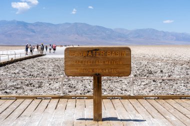 Badwater Basins, 1 Haziran 2023 'te Death Valley NP, Kaliforniya, ABD' de tanınmayan ziyaretçilerle sözleşme imzaladı. Badwater Havzası Kuzey Amerika 'nın en düşük noktası..