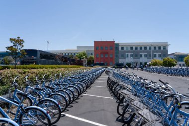 8 Haziran 2023 'te Menlo Park, CA, ABD' deki Meta genel merkezinin otoparkında birçok bisiklet bulundu. Meta Platformları, eski adıyla Facebook, Amerikan çokuluslu teknoloji holdingidir..