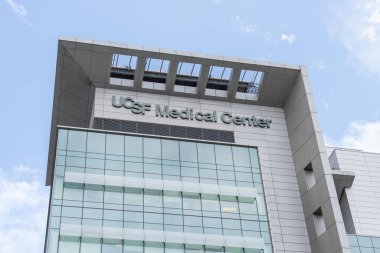 Kaliforniya, San Francisco 'daki UCSF Tıp Merkezi binası, 6 Haziran 2023. UCSF 'nin Mission Bay' deki Tıp Merkezi üç ayrı hastanenin yer aldığı yenilikçi bir 289 yataklı kompleks..