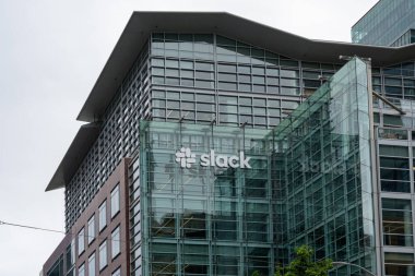 San Francisco, California, ABD - 6 Haziran 2023: Slack genel merkezi San Francisco, Kaliforniya, ABD. Slack, Slack Technologies tarafından tasarlanan ve Satış Gücü 'nün sahibi olduğu bir anlık mesajlaşma programıdır..