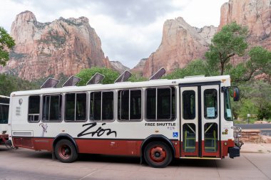 2 Haziran 2023 'te Utah, ABD' deki Zion Ulusal Parkı 'nda ücretsiz bir servis otobüsü. Zion Ulusal Parkı, Utah 'ın güneybatısındaki Zion Canyons' un dikleşmiş kızıl uçurumları tarafından korunan bir doğa koruma alanıdır..