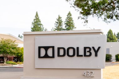 Sunnyvale, Kaliforniya 'daki Dolby ofisleri - 10 Haziran 2023. Dolby Laboratuvarları, ses azaltma, ses kodlama sıkıştırma, uzaysal ses ve HDR görüntüleme üzerine uzmanlaşmış bir şirkettir..