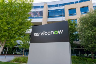 ServiceNow, 11 Haziran 2023 'te Santa Clara, Kaliforniya' daki genel merkezindeki binayı imzalayın. ServiceNow bir Amerikan yazılım şirketidir..
