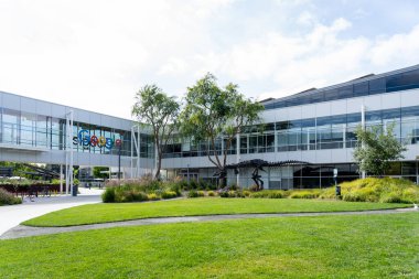 Mountain View, Kaliforniya, ABD 'deki binanın Google logosu. 7 Haziran 2023. Google LLC, Amerikan çok uluslu teknoloji şirketidir..