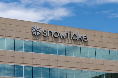 Dublin, Kaliforniya, ABD 'deki ofis binasında kar tanesi tabelası 12 Haziran 2023. Snowflake Inc., bulut tabanlı bir veri bulut şirketidir..