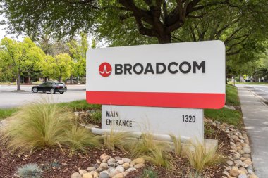 San Jose, Kaliforniya 'daki merkezde Broadcom tabelaları. 10 Haziran 2023. Broadcom Inc. çeşitli yarı iletken cihazlar tasarlayan, geliştiren ve tedarik eden bir Amerikan şirketidir.