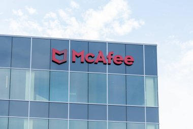 Santa Clara, Kaliforniya 'daki binada McAfee tabelası var. 10 Haziran 2023. McAfee Corp. bir Amerikan küresel bilgisayar güvenlik yazılım şirketidir..