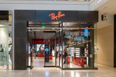 Santa Clara, Kaliforniya 'daki Westfield Valley Panayırı' nda Ray-Ban mağazası. 10 Haziran 2023. Ray-Ban lüks bir güneş gözlüğü ve gözlük markasıdır..