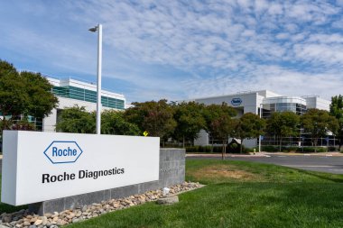 9 Haziran 2023 'te San Jose, Kaliforniya, ABD' deki ofislerindeki Roche tabelasını kapatın. Roche, İsviçreli çok uluslu bir sağlık şirketi..