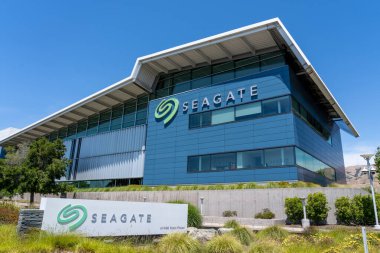 Fremont, Kaliforniya, ABD 'deki operasyon merkezindeki Seagate tabelasının kapatılması 11 Haziran 2023. Seagate Technology Holding plc bir Amerikan veri depolama şirketidir..
