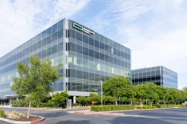 Hewlett Packard Enterprise logosu ve imzası 10 Haziran 2023 'te San Jose, Ca, ABD' de. Hewlett Packard Şirketi bir Amerikan bilgi teknolojisi şirketidir..