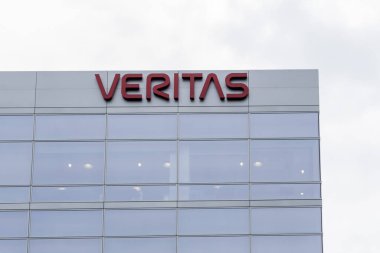 Santa Clara, Kaliforniya, ABD 'deki genel merkezindeki binanın veritas imzası 10 Haziran 2023. Veritas Teknoloji Şirketi. bir Amerikan uluslararası veri yönetim şirketidir..