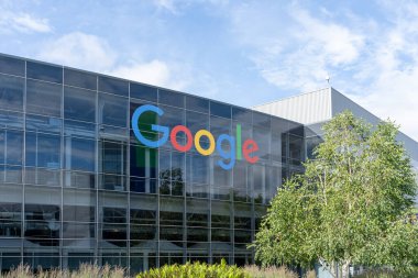 Mountain View, Kaliforniya, ABD 'deki binanın Google logo tabelasını kapatın - 7 Haziran 2023. Google LLC, Amerikan çok uluslu teknoloji şirketidir..