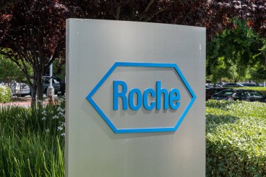 9 Haziran 2023 'te San Jose, Kaliforniya, ABD' deki ofislerindeki Roche tabelasını kapatın. Roche, İsviçreli çok uluslu bir sağlık şirketi..