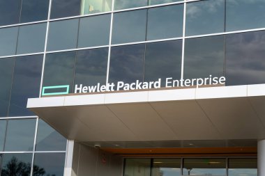 Hewlett Packard Enterprise logosu ve imzası 10 Haziran 2023 'te San Jose, Ca, ABD' de. Hewlett Packard Şirketi bir Amerikan bilgi teknolojisi şirketidir..