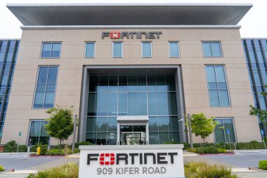 10 Haziran 2023 'te Sunnyvale, Kaliforniya' daki Fortinet genel merkezi. Fortinet bir Amerikan siber güvenlik şirketidir..
