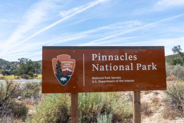 9 Haziran 2023 'te Kaliforniya Pinnacles Ulusal Parkı' na hoş geldiniz. Pinnacles Ulusal Parkı, Salinas Vadisi 'nin doğusundaki dağlık bölgeyi koruyan bir Amerikan milli parkıdır..