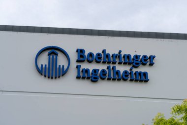Boehringer Ingelheim logosunu kapatın ve 11 Haziran 2023 'te Fremont, CA, ABD' deki binaya giriş yapın. Boehringer Ingelheim, Almanya merkezli araştırma amaçlı bir ilaç şirketi..