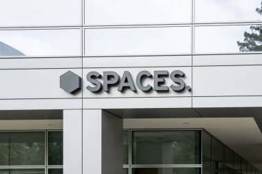 Boşluklara yakın çekim. Logo ve bina için imza. Silikon Vadisi, Santa Clara, CA, ABD - 10 Haziran 2023. Boşluklar. dünya çapında iş ortaklığı ve ofisler sunar.