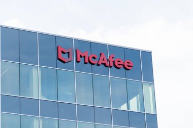 Santa Clara, Kaliforniya 'daki binada McAfee tabelası var. 10 Haziran 2023. McAfee Corp. bir Amerikan küresel bilgisayar güvenlik yazılım şirketidir..