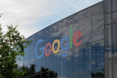 Mountain View, Kaliforniya, ABD 'deki binanın Google logo tabelasını kapatın - 7 Haziran 2023. Google LLC, Amerikan çok uluslu teknoloji şirketidir..