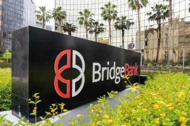 Köprü Bankası logosu Almaden Bulvarı 'nın dışındaki San Jose, CA, ABD - 10 Haziran 2023.