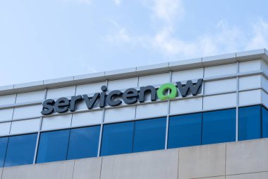 ServiceNow, 11 Haziran 2023 'te Santa Clara, Kaliforniya' daki genel merkezindeki binayı imzalayın. ServiceNow bir Amerikan yazılım şirketidir..