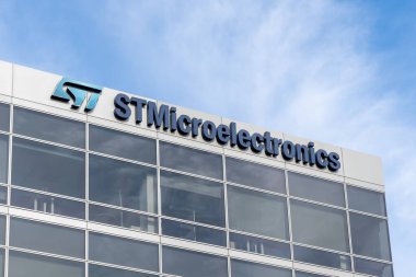 STMicroelectronics logosunu kapat ve 10 Haziran 2023 'te Santa Clara, Kaliforniya' daki ofis binasına imza at. STMicroelectronics küresel bir yarı iletken şirketidir.