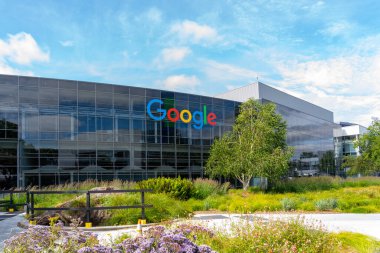 Mountain View, Kaliforniya, ABD 'deki binanın Google logo tabelasını kapatın - 7 Haziran 2023. Google LLC, Amerikan çok uluslu teknoloji şirketidir..