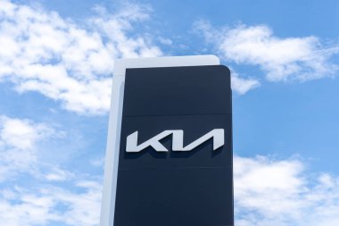 Kia logosunun Dublin, Kaliforniya, ABD 'deki bayiliğinde 12 Haziran 2023' te kapanması. Kia, Güney Koreli çok uluslu otomobil üreticisi..