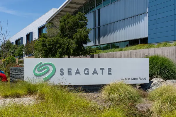 Fremont, Kaliforniya, ABD 'deki operasyon merkezindeki Seagate tabelasının kapatılması 11 Haziran 2023. Seagate Technology Holding plc bir Amerikan veri depolama şirketidir..