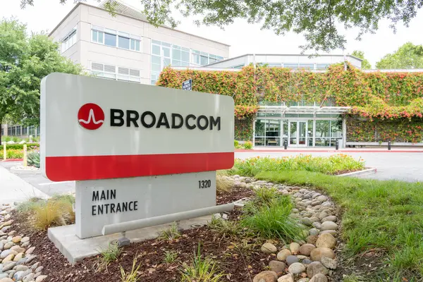 San Jose, Kaliforniya 'daki merkezde Broadcom tabelaları. 10 Haziran 2023. Broadcom Inc. çeşitli yarı iletken cihazlar tasarlayan, geliştiren ve tedarik eden bir Amerikan şirketidir.