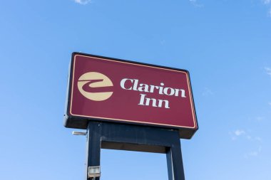 Arka planda mavi gökyüzü olan Clarion Inn tabelasını kapat. Ontario, Oregon, ABD, 18 Haziran 2023.