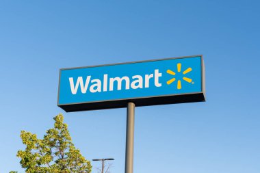 Mavi gökyüzü arkaplanlı Walmart tabelası. Salt Lake City, Utah, ABD, 20 Haziran 2023. Walmart Inc., Amerika Birleşik Devletleri 'nin çok uluslu perakende şirketi..