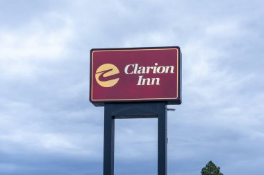 Arka planda mavi gökyüzü olan Clarion Inn tabelasını kapat. Ontario, Oregon, ABD, 18 Haziran 2023.