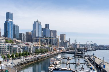 Seattle, Washington 'daki Central Waterfront' un Güneydoğu görüşü - 15 Haziran 2023. Seattle 'ın Merkez Rıhtımı, Elliott Körfezi kıyısının en kentleşmiş bölümüdür.. 