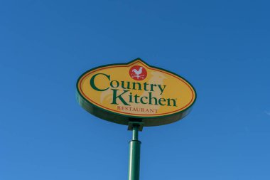 Arka planda mavi gökyüzü olan Country Kitchen Restoran direği tabelasını kapat. Ontario, Oregon, ABD, 18 Haziran 2023.