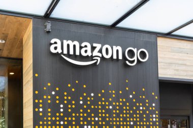 Seattle, Washington, ABD - 15 Haziran 2023: Seattle, Washington, ABD 'de bir Amazon Go mağazası. Amazon Go bir market zinciri..